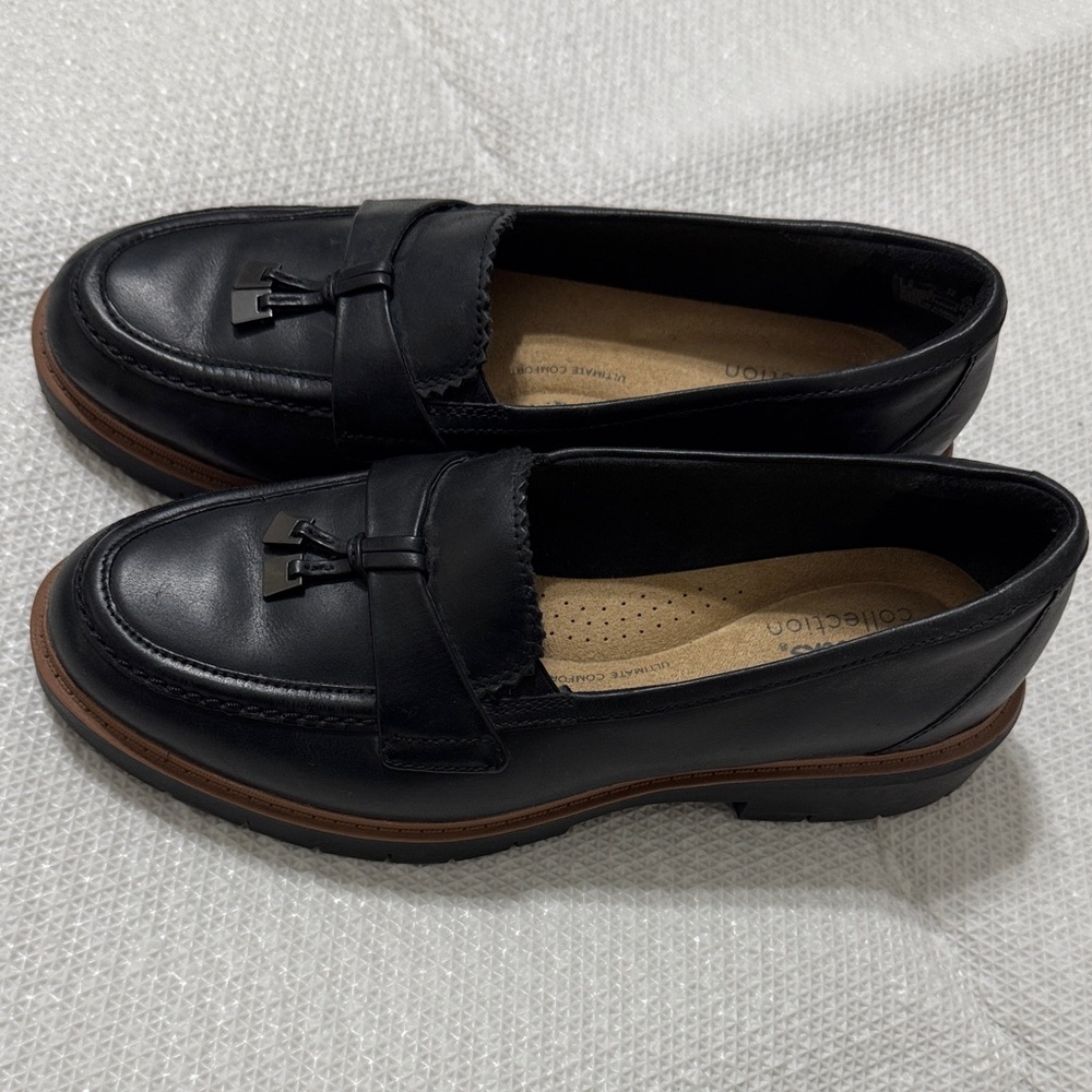 Clarks Women Black Leather Tassel Slip-On Loafers with Brown Trim